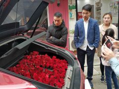 超级浪漫表白日满满一后备箱红玫瑰