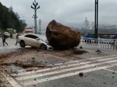宜宾山体滑坡过路车辆被巨石砸中 四川宜宾一巨石砸扁车头 宜宾山体塌方最新