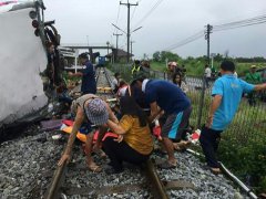 泰国一汽车遭火车撞翻致20死 泰国火车与旅游巴士相撞致20死