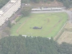 日本自卫队一黑鹰直升机发生故障 日本一黑鹰直升机迫降高中校园