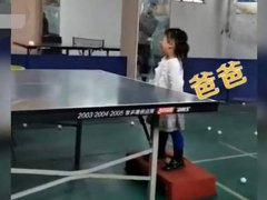 3岁女孩哭着打乒乓仍精准接到 3岁女孩哭着打乒乓