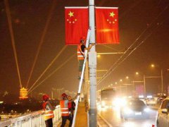 4万面五星红旗挂上武汉街头 庆祝国庆节中秋节双节视频