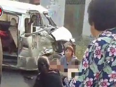 河南幼儿园接送车与大货车相撞 幼儿园校车货车相撞
