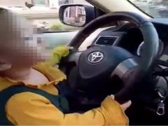 男子炫耀8岁儿子开车被吊销驾照 小孩开车视频有什么处罚