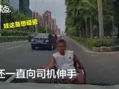 男子坐着轮椅在马路上碰瓷 男子推轮椅碰瓷视频 碰瓷判刑需要什么证据