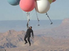魔术师抓52个气球升至7500米高空 多少个气球可以把人带飞