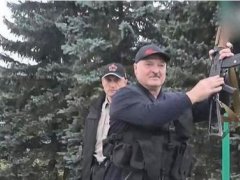 白俄罗斯总统再次持枪亮相 白俄罗斯总统选举抗议