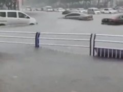 青岛街面积水成河汽车漂浮 青岛发暴雨红色预警