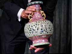 欧洲老妇闲置中国花瓶拍得6300万 中国花瓶拍得6300万