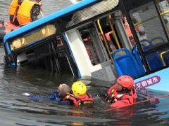 坠湖公交受伤15人一对一专班救治 坠湖公交幸存者心理辅导