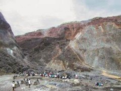 缅甸一矿区塌方约200人被埋 缅甸一矿区塌方遇难者升至113人