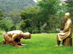 韩国新建男子向慰安妇道歉雕像 韩国建慰安妇雕像