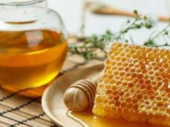 蜂蜜水的作用与功效 蜂蜜什么时候喝最好 蜂蜜什么人群不宜喝
