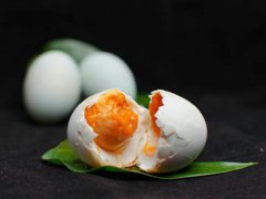 吃咸鸭蛋的好处与坏处 吃咸鸭蛋有什么好处 吃咸鸭蛋的坏处