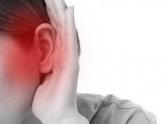 中耳炎的症状与治疗(中耳炎有哪些症状？该如何治疗)