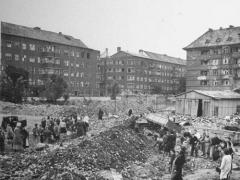 二战后的德国柏林整个城市成了一片废墟看起来好可怜