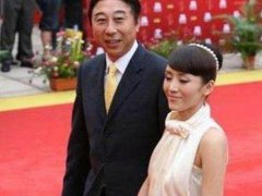 冯巩老婆近照曝光,原来冯巩每天要面对这样的女人,难怪不愿公