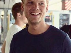 Avicii笑的图片