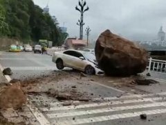 宜宾山体滑坡过路车辆被巨石砸中 宜宾山体滑坡事故