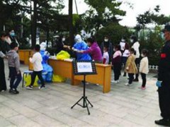 青岛大中小学幼儿园全员核酸检测 青岛暂停各种聚集性活动