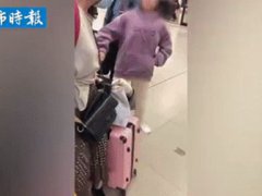 因上错地铁女孩脚踹妈妈 因上错车女孩连踹母亲