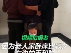 外孙女蹲下给生病姥爷当凳子 参加外孙女婚礼姥爷用老人机打灯