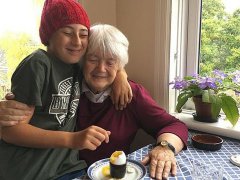 11岁男孩徒步2700公里跨国见奶奶 被奶奶带大的男孩特点