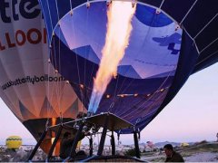景区热气球带飞工作人员悬半空 景区回应热气球带飞员工