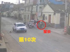 女童马路往返跑10次被撞 交警：撞的无责任