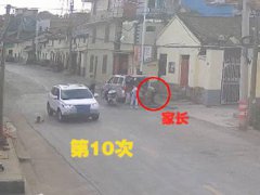 女童马路往返跑10次被撞 小孩马路乱跑被撞视频