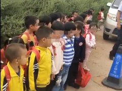 7座小车塞进33名幼童当校车 发生事故后果不堪设想