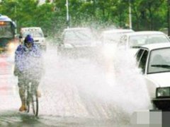 雨天溅起积水淋湿路人被罚200 溅起积水淋湿路人罚款规定