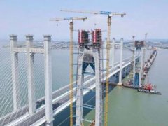 世界首座高铁跨海大桥主塔封顶 中国首座高铁跨海大桥主塔封顶