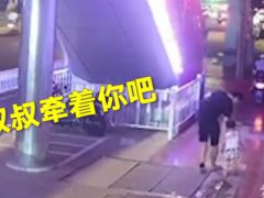 3岁女童凌晨独自上街小伙一路护送 福建3岁女孩独自在大街上溜达