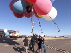 魔术师抓52个气球升至7500米高空 魔术师抓气球升空 气球能把人带上天吗