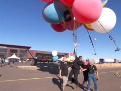 魔术师抓52个气球升至7500米高空 魔术师抓52个气球升高空