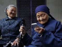 中国近2亿老人未接触过网络 怎么教老人用智能手机