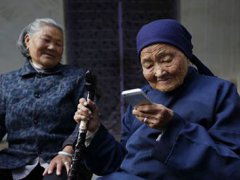 中国近2亿老人未接触过网络 怎么教老人用智能手机