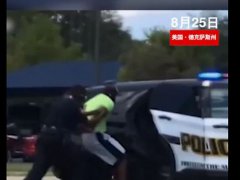 美国黑人男子慢跑遭警察电击 美国黑人男子被电击后警方称抓错人了