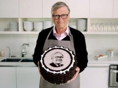 盖茨亲手做蛋糕为90岁巴菲特庆生 盖茨亲手做蛋糕祝福巴菲特90岁生日