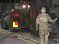 美军装甲车与韩国私家车相撞 美军车撞上韩国私家车致4名平民死亡
