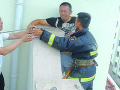 消防员救下跳楼男子后被暴打 消防员救人后遭暴打