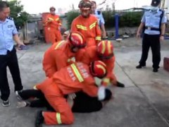 消防员救下跳楼男子后被暴打 跳楼男子被救后暴打救援消防员