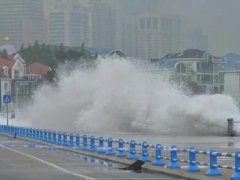 青岛一家人坐积水中淡定吃大餐 青岛一家积水中吃饭