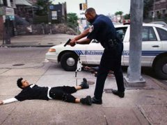 美国警察为什么喜欢打黑人 美国警察像非裔男子连开数枪