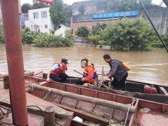 女子因感情问题跳江漂流61公里后获救 跳江女子的81公里生死漂流