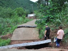 女子发现1厘米裂缝救下21户村民 四川雅安一村庄发生滑坡9人失联