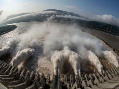 三峡枢纽迎建库以来最大洪峰 长江重庆段迎最大洪峰 三峡大坝11孔泄洪