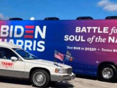 拜登竞选大巴被特朗普支持者包围 美国总统大选终极预测
