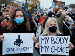 波兰首都十万人抗议反对堕胎法 波兰可以堕胎吗